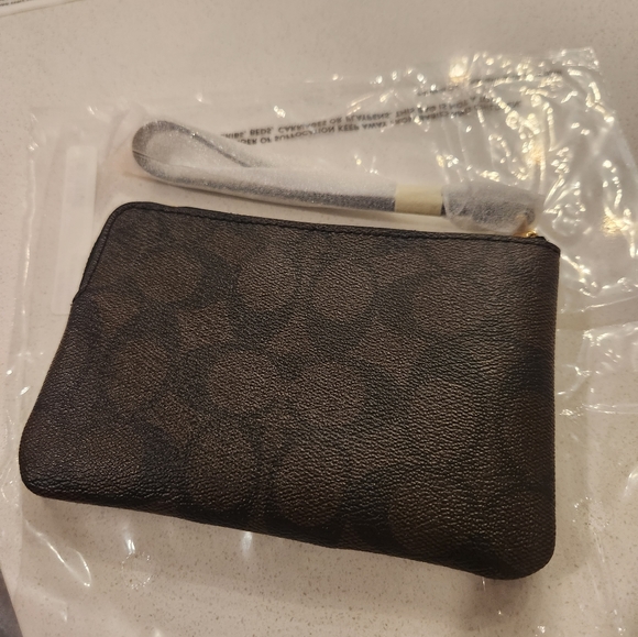 Authentic Coach Wristlet New in Bag - Picture 4 of 6